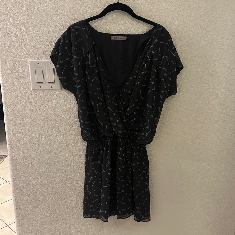Arrow print mini dress. Deep v neck. BCBGeneration, size M.